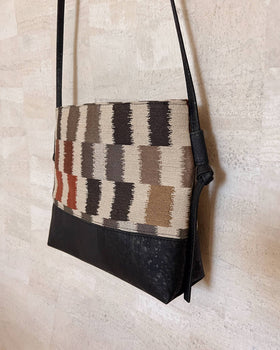 Yabisi Colibrí Crossbody - Midnight & Adoquines handmade cork crossbody