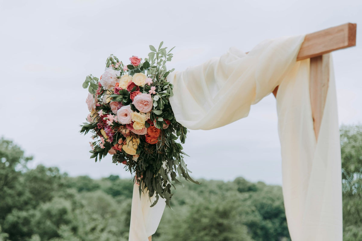 Bridal hair comb styling close-up — 2026 trends