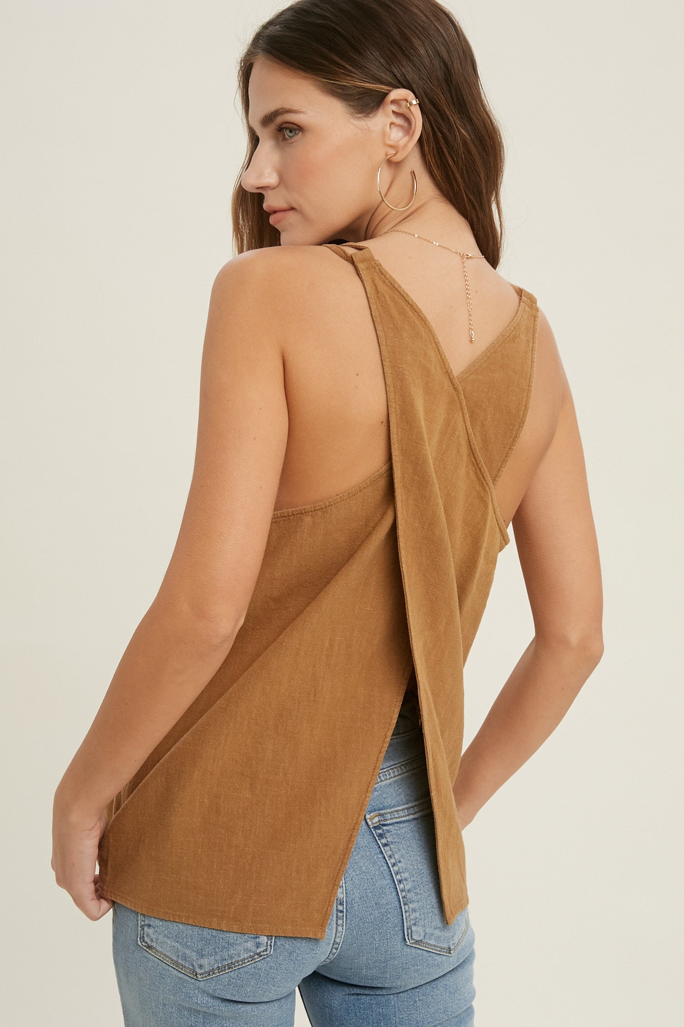 KADOU BOUTIQUE Overlap Back Detail Tank Top — detail close-up
