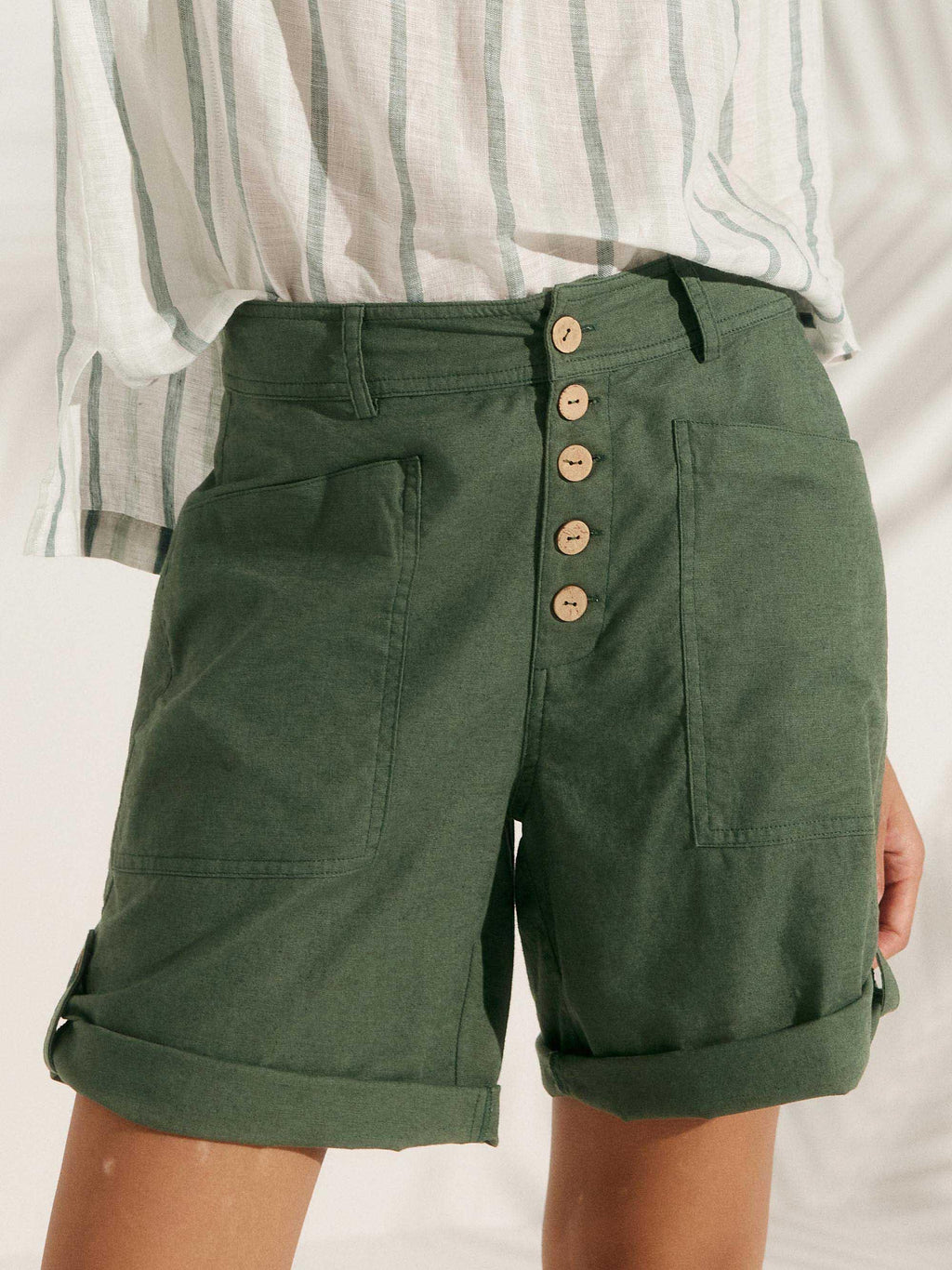 LINTICO Linen Button-Fly Quarter Shorts LUCY — detail shot 8