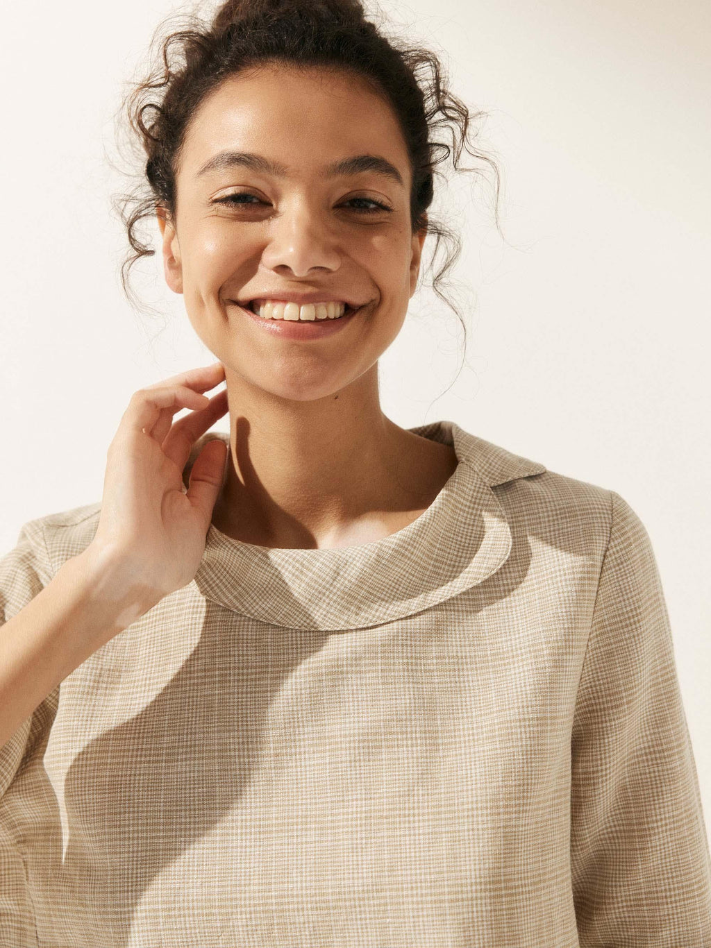LINTICO Linen Gingham Checked Round Soft-Fold Collar Top LAURA — fabric or material detail