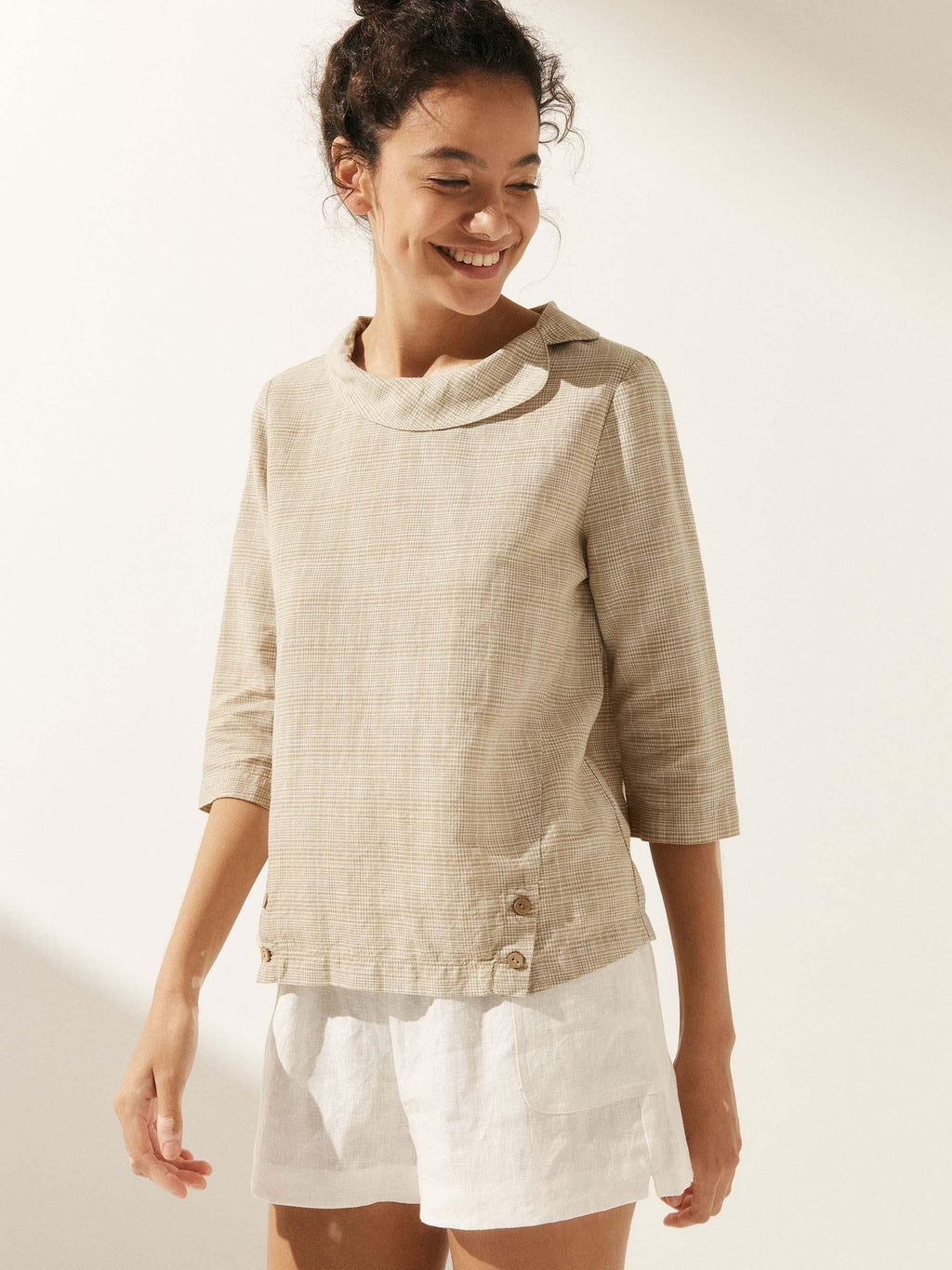 LINTICO Linen Round Soft-Fold Collar Top LAURA — feature highlight