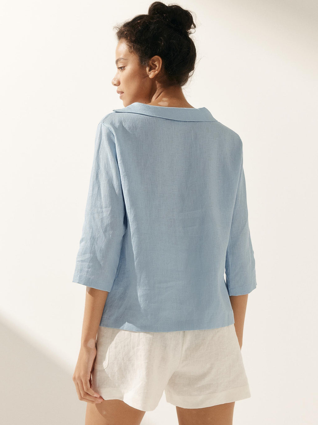 LINTICO Linen Round Soft-Fold Collar Top LAURA — LINTICO branding close-up