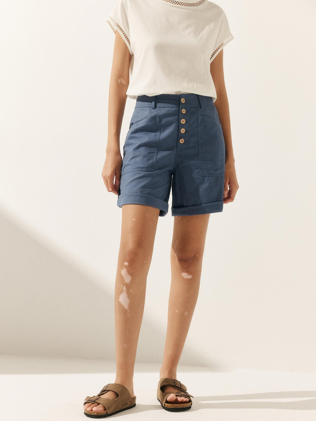 LINTICO Linen Button-Fly Quarter Shorts LUCY — detail close-up