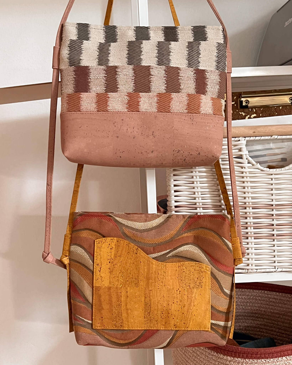 WONENA Yabisi Colibrí Crossbody - Adoquines & Guava — WONENA branding close-up