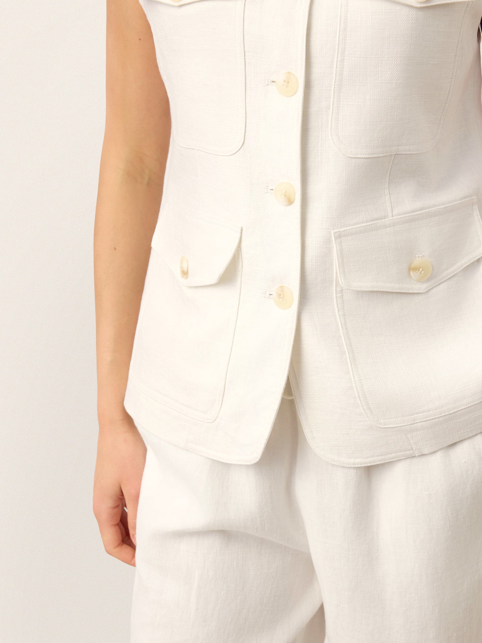 LINTICO 100% Linen Four-Pocket Tailored Sleeveless Vest COSIMA — detail shot 7