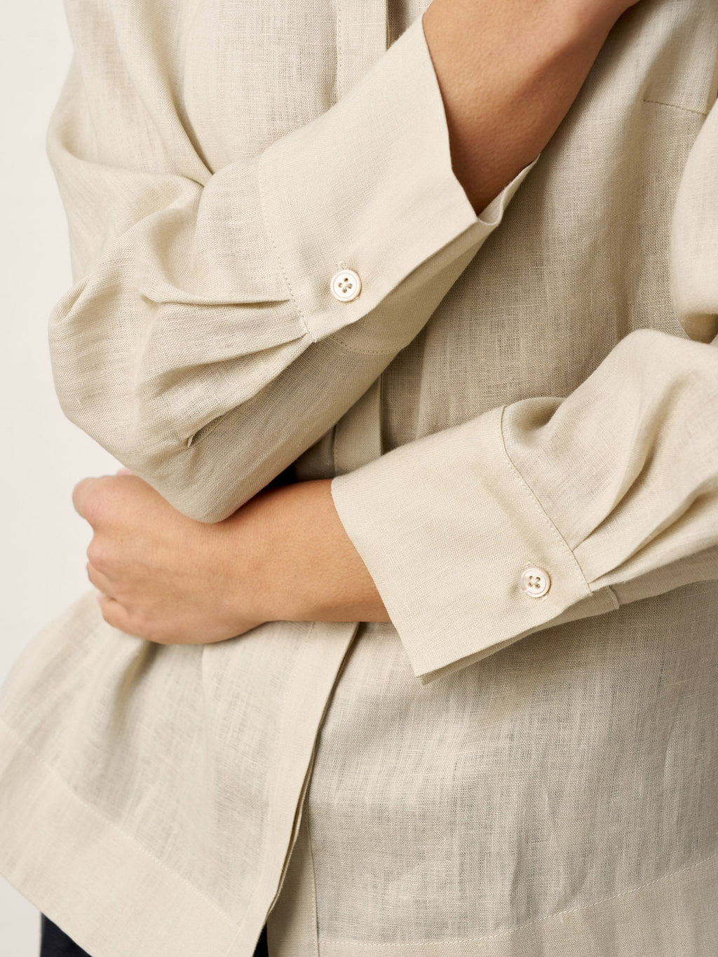 LINTICO LINTICO 100% Linen Hidden Button Crew Neck Shirt INES — detail shot 7