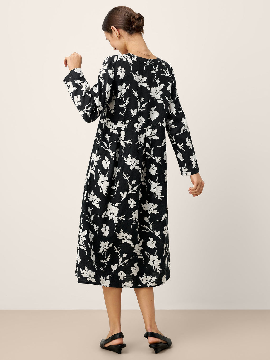 LINTICO 100% Linen Floral Printed Gathered Maxi Dress ELODIE — LINTICO branding close-up