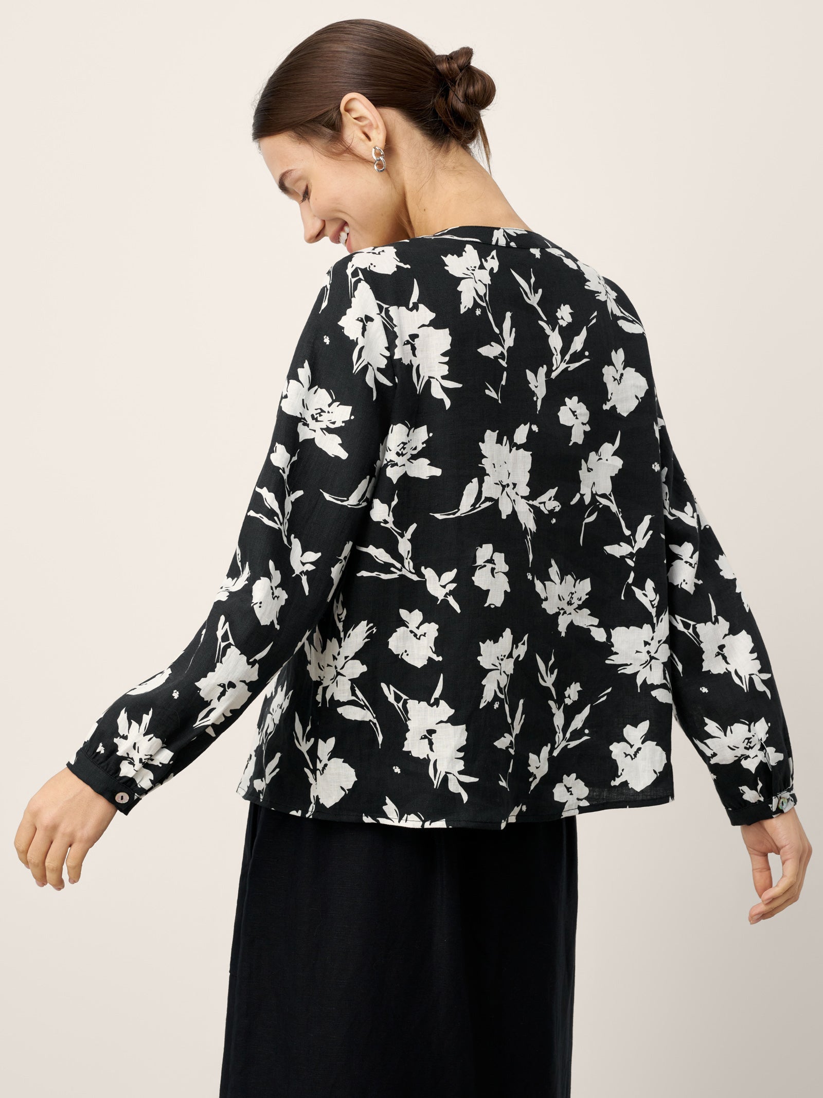 LINTICO 100% Linen Floral Printed Gathered Pullover Top AMIYA — LINTICO branding close-up