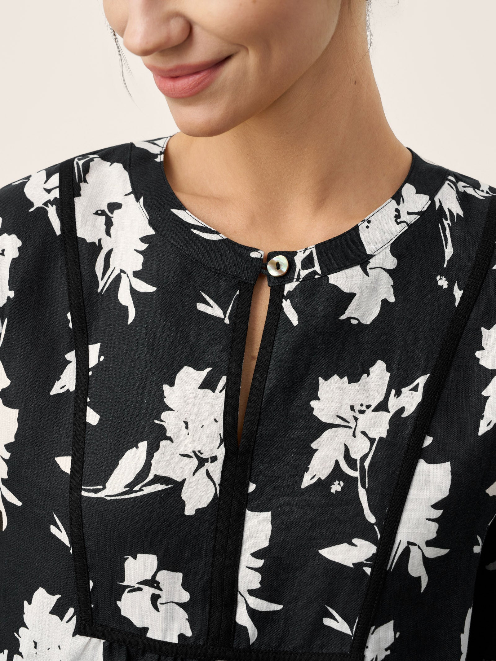 LINTICO 100% Linen Floral Printed Gathered Pullover Top AMIYA — detail shot 6