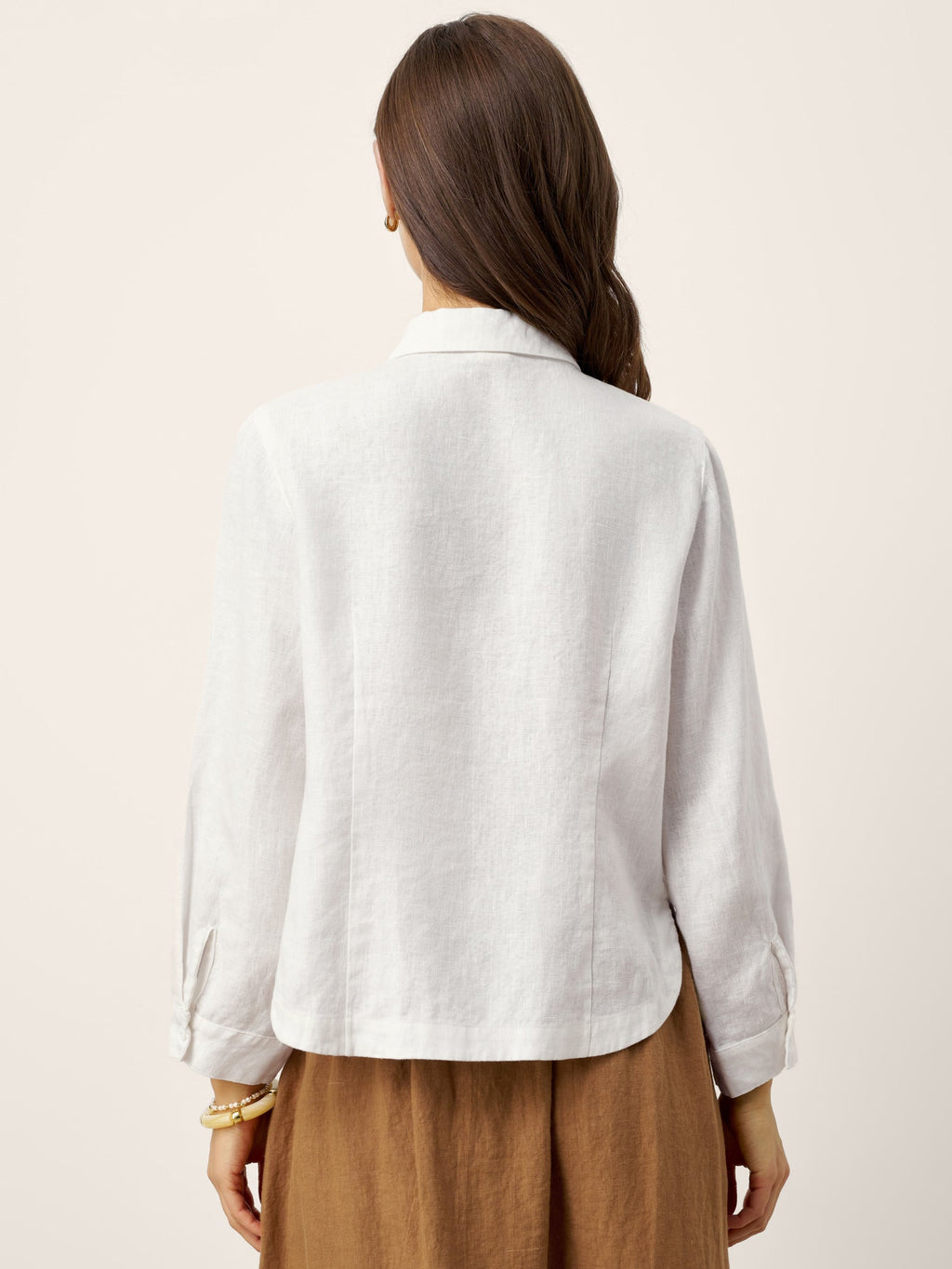 LINTICO 100% Linen Small Collar Curved Hem Tailored Shirt AVELINE — LINTICO branding close-up