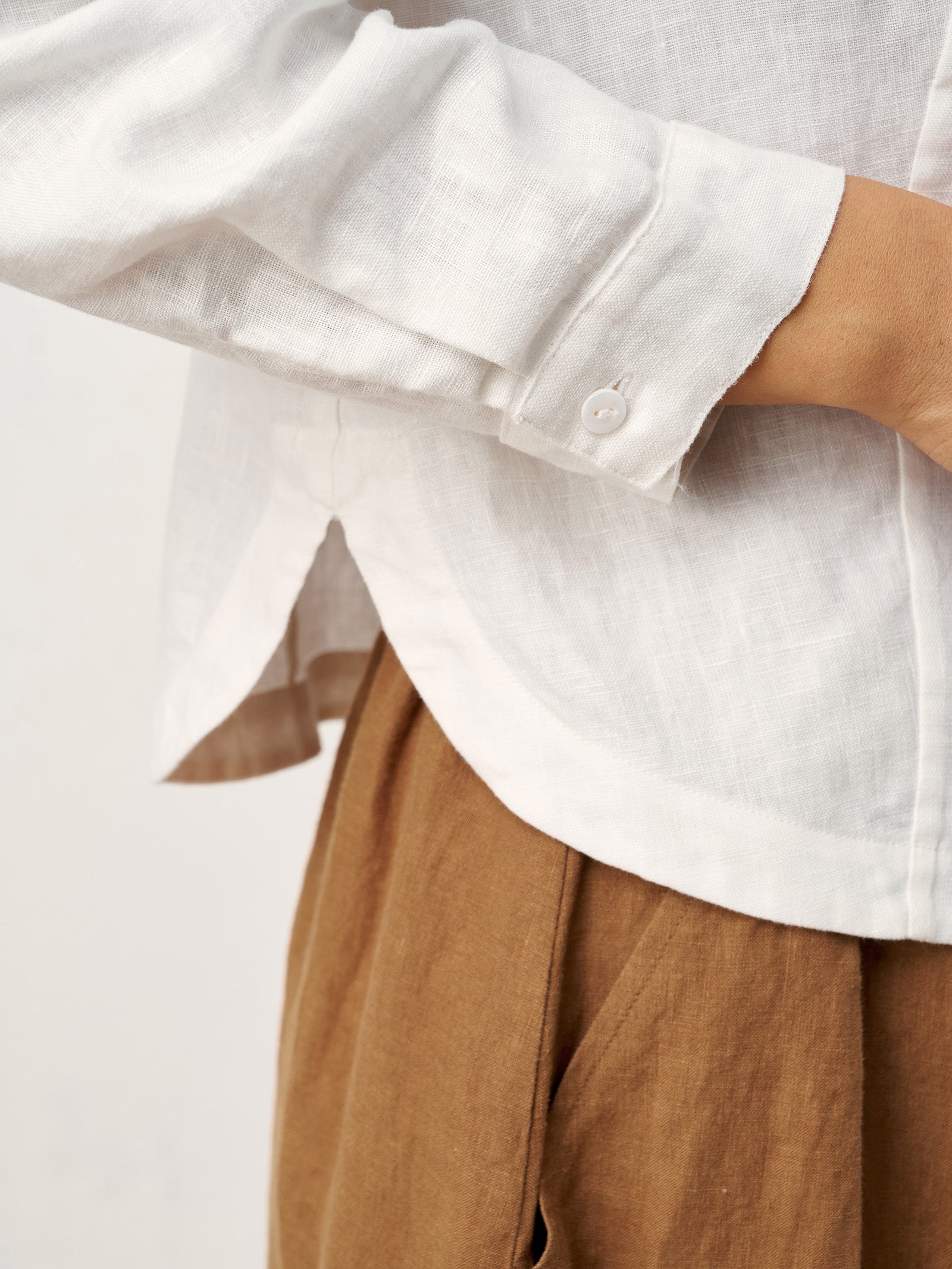 LINTICO 100% Linen Small Collar Curved Hem Tailored Shirt AVELINE — detail shot 7