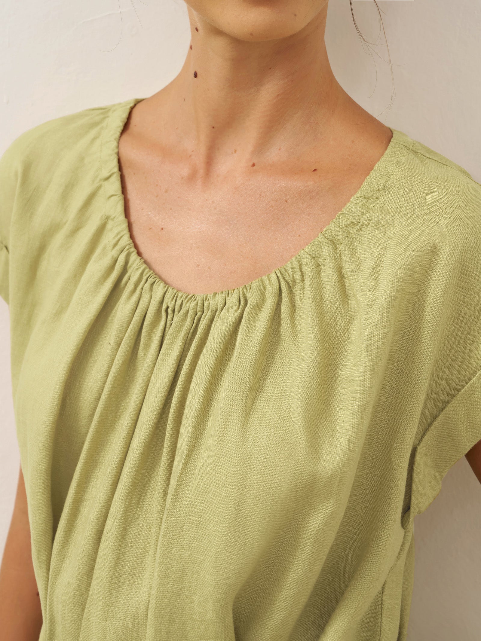LINTICO 100% Linen Pleated Crew Neck Maxi Dress with Detachable Tie Straps MIRA — detail shot 10