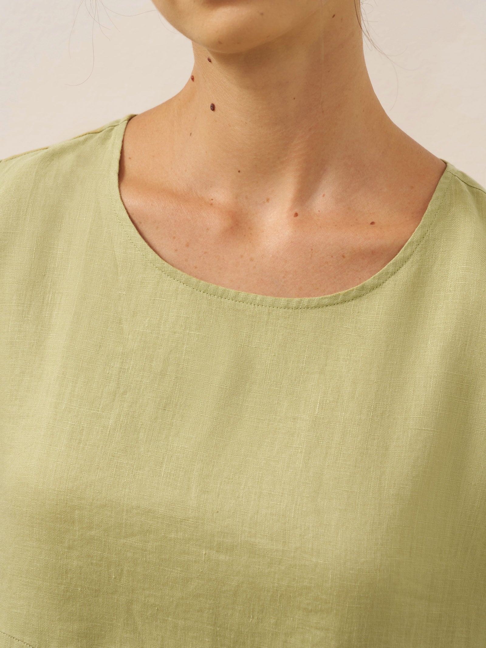 LINTICO LINTICO 100% Linen Pleated Crew Neck Midi Dress MILA — detail shot 8