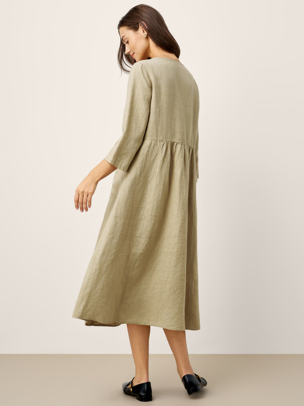 LINTICO 100% Linen Shirred Waistline Patch Pocket Maxi Dress MARCELLA — LINTICO branding close-up
