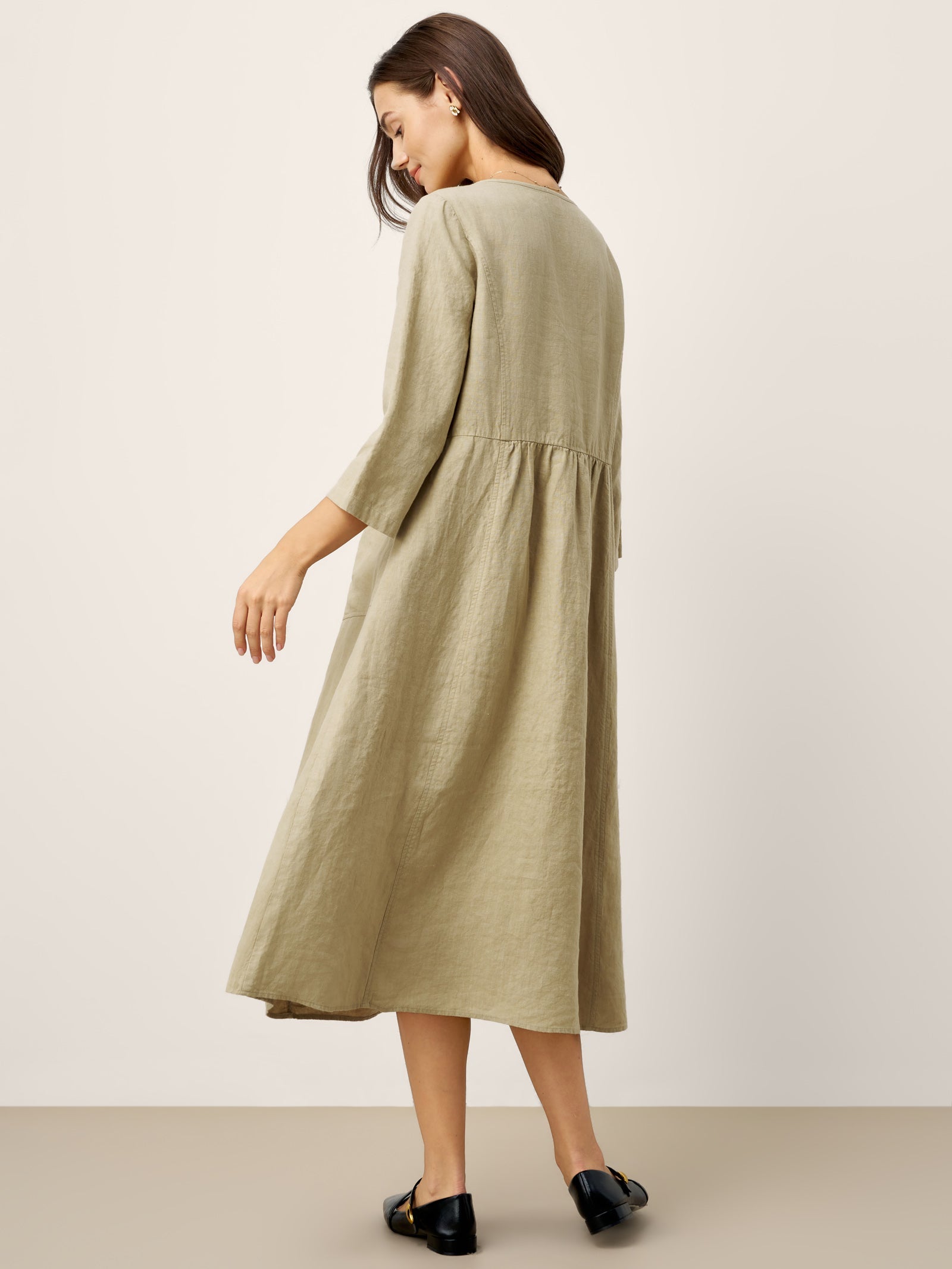 LINTICO 100% Linen Shirred Waistline Patch Pocket Maxi Dress MARCELLA — LINTICO branding close-up