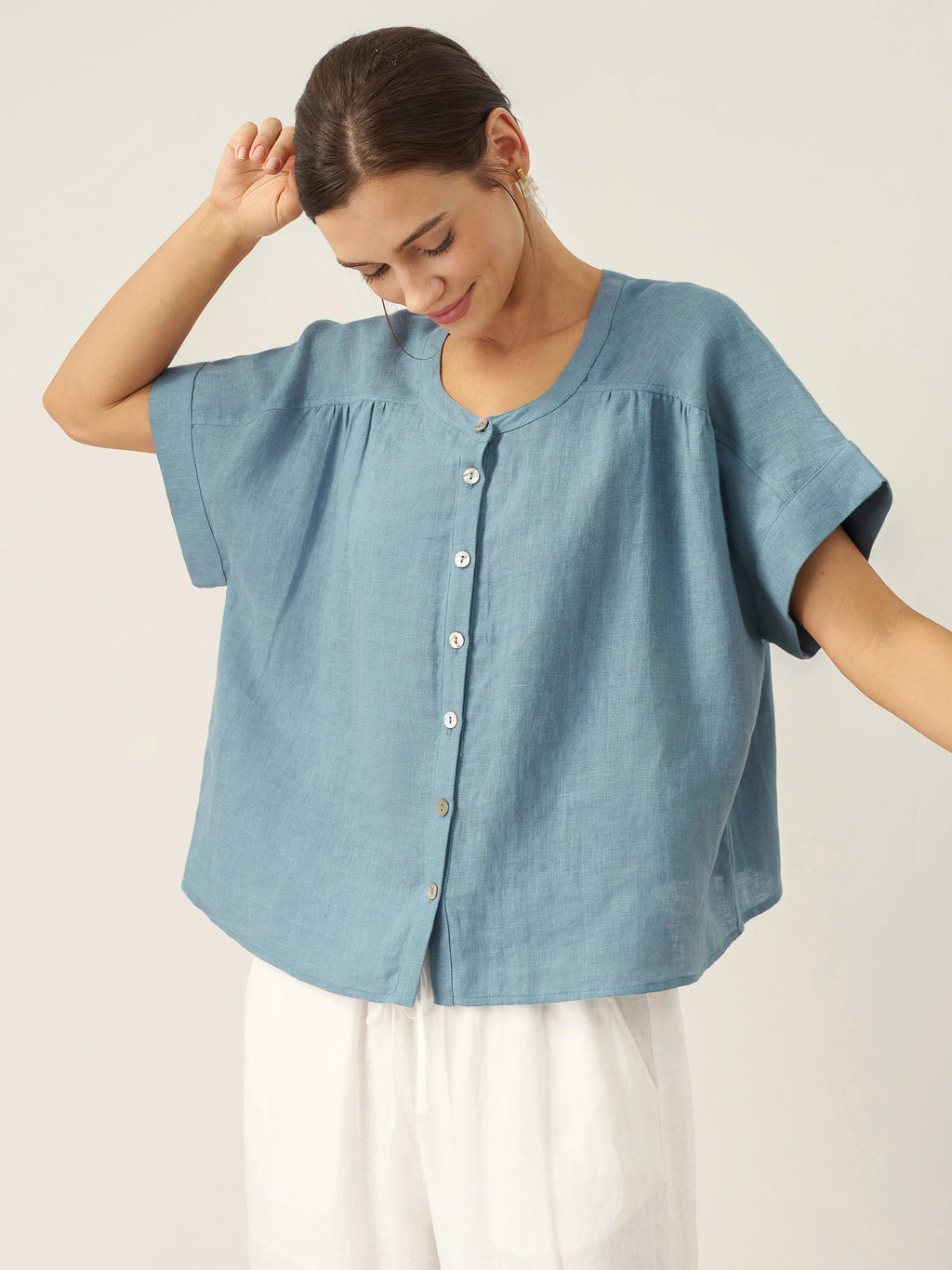 LINTICO 100% Linen Short Sleeve Crew Neck Shirt FINA — LINTICO branding close-up