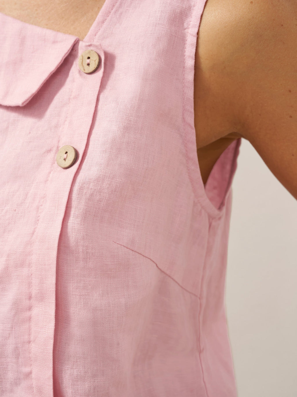 LINTICO 100% Linen Sleeveless Crescent Collar Top KARA — detail shot 10