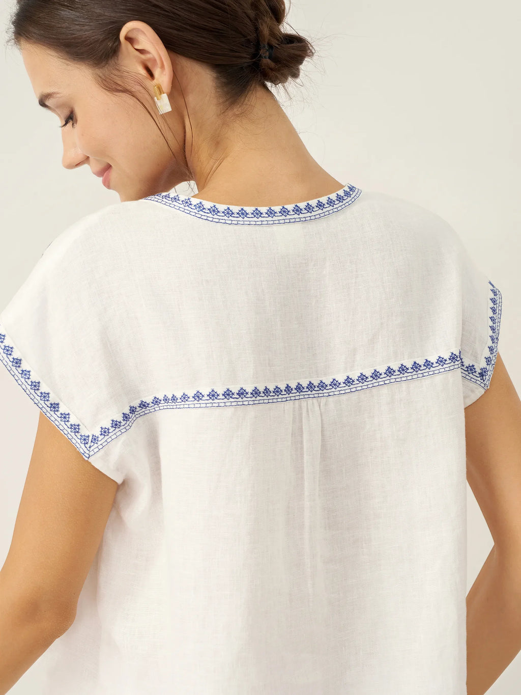 LINTICO LINTICO 100% Linen V-Neck Embroidered Crop Top FENE — detail shot 9