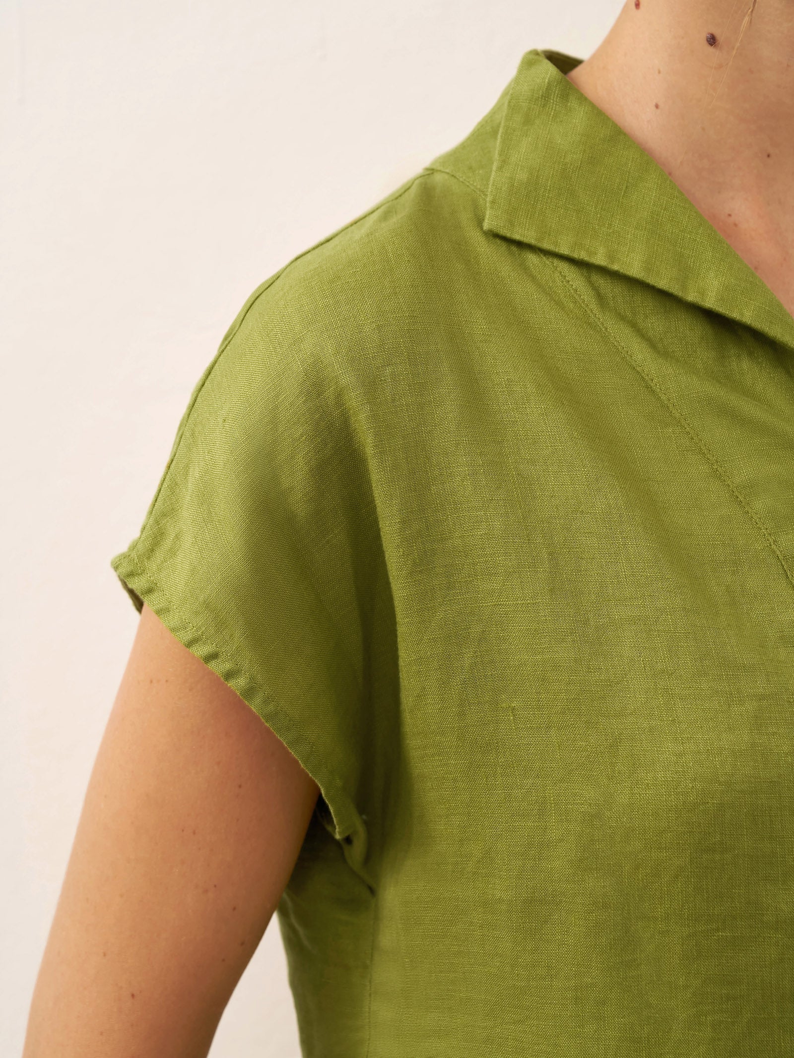 LINTICO LINTICO 100% Linen Collared Cap Sleeve Top IVY — detail shot 10