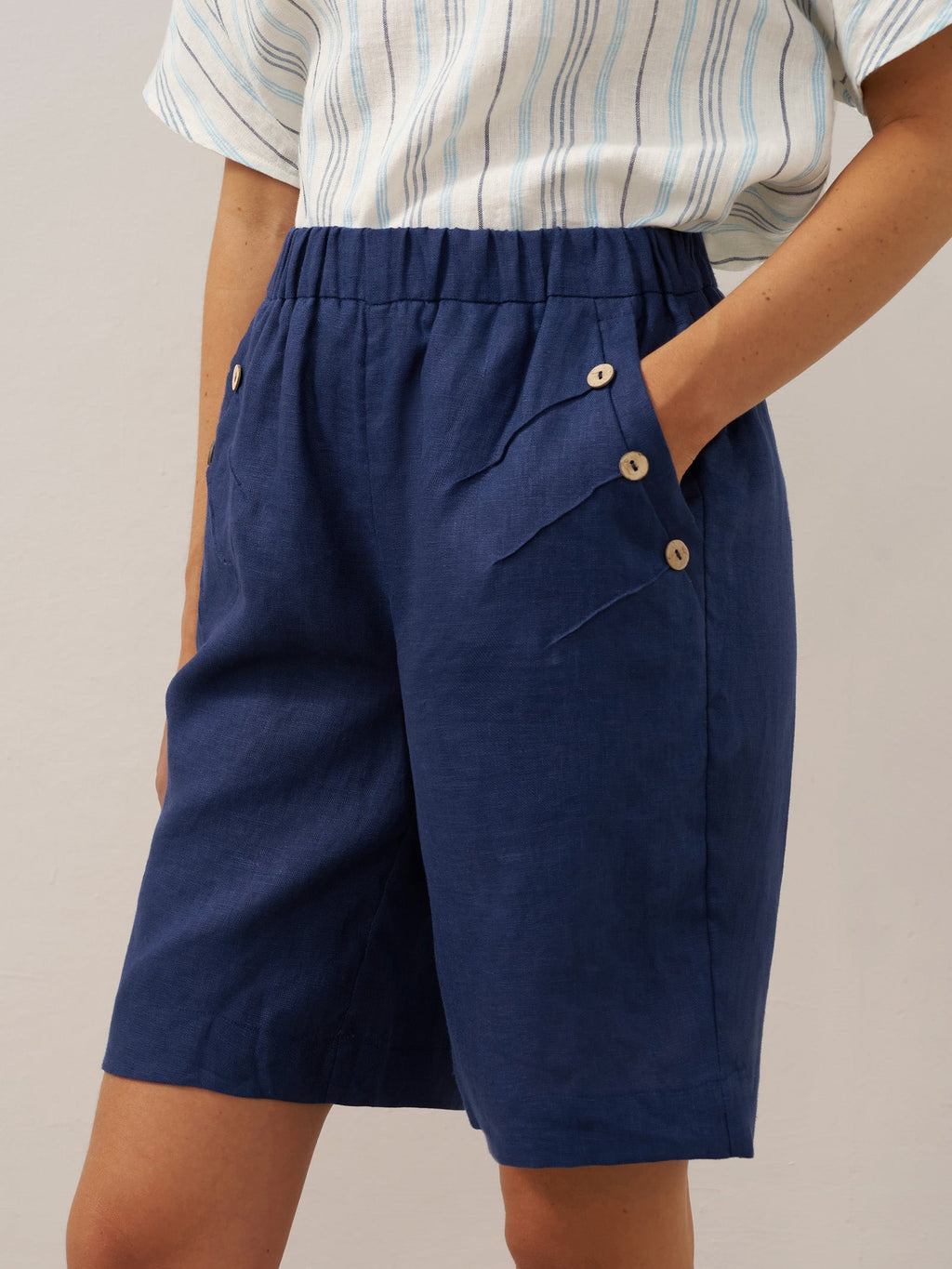 LINTICO LINTICO 100% Linen Elastic Waistband Capri Pants ANNA — lifestyle worn / used context