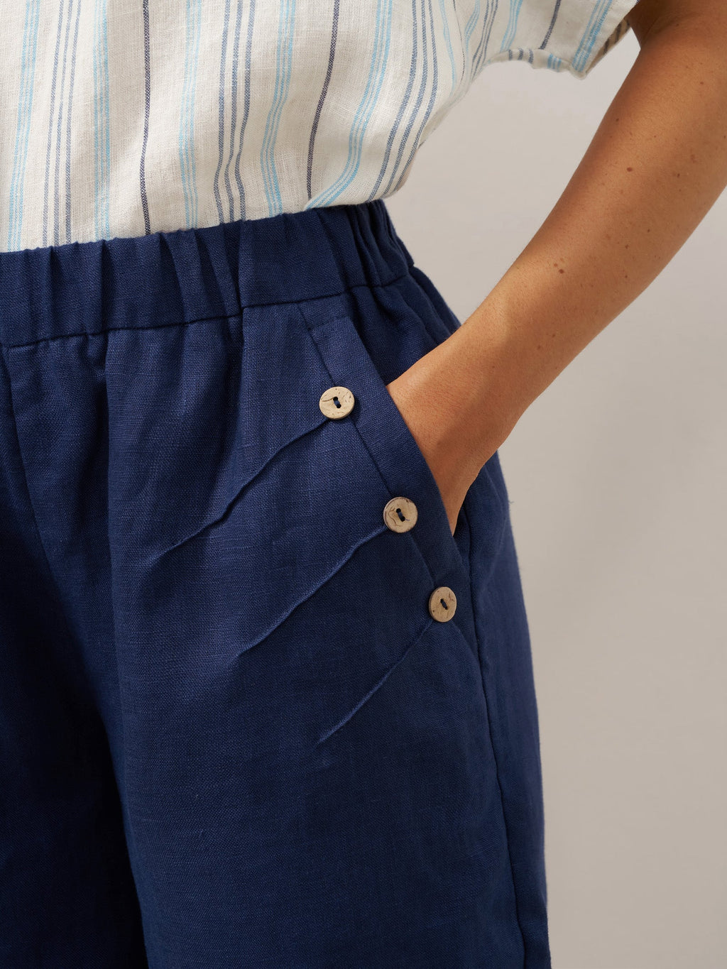 LINTICO LINTICO 100% Linen Elastic Waistband Capri Pants ANNA — detail shot 9