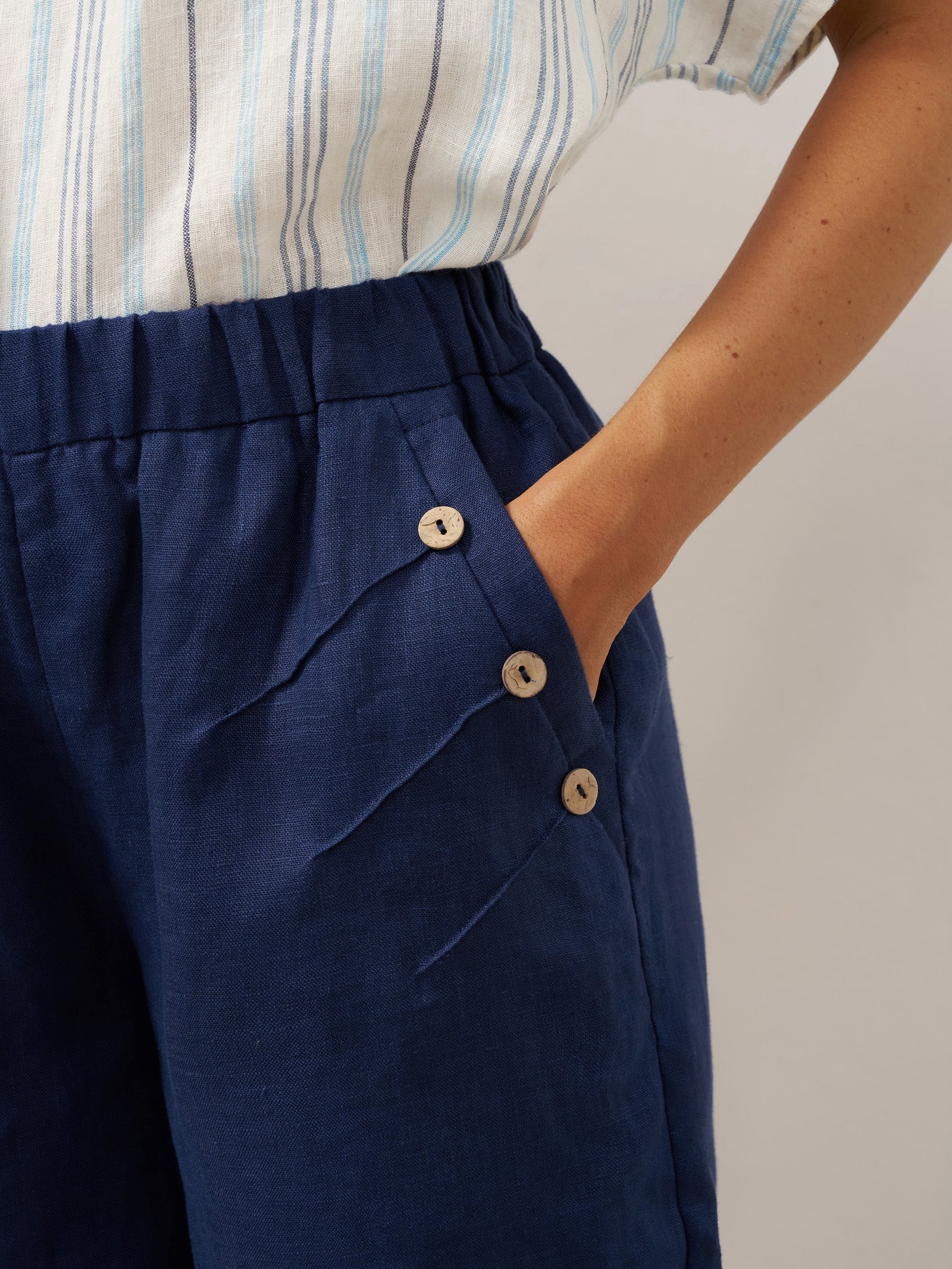LINTICO LINTICO 100% Linen Elastic Waistband Capri Pants ANNA — detail shot 9