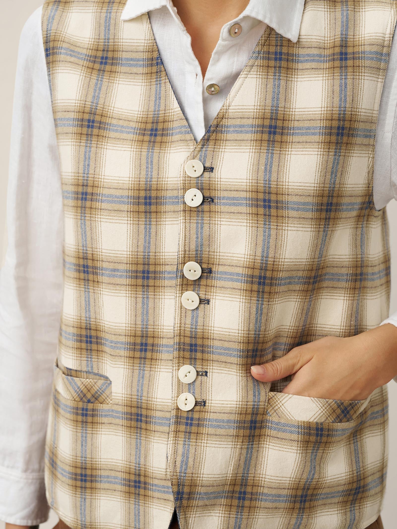 LINTICO 100% Linen Reversible Denim Texture Button Front Vest HARPER — LINTICO branding close-up
