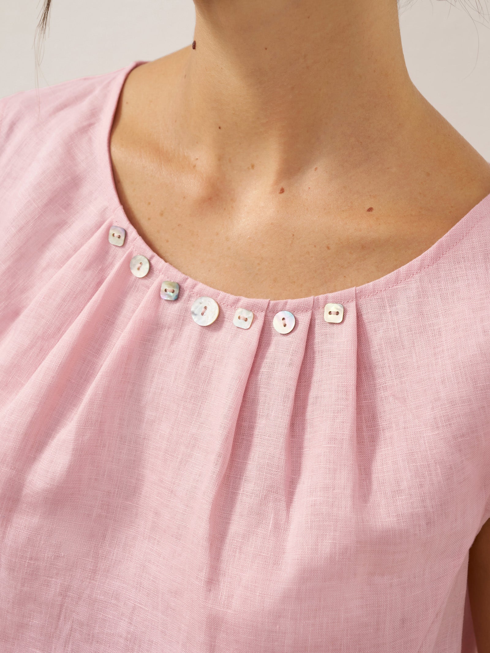 LINTICO 100% Linen Shell Button Pleated Crew Neck Top RENA — detail shot 6