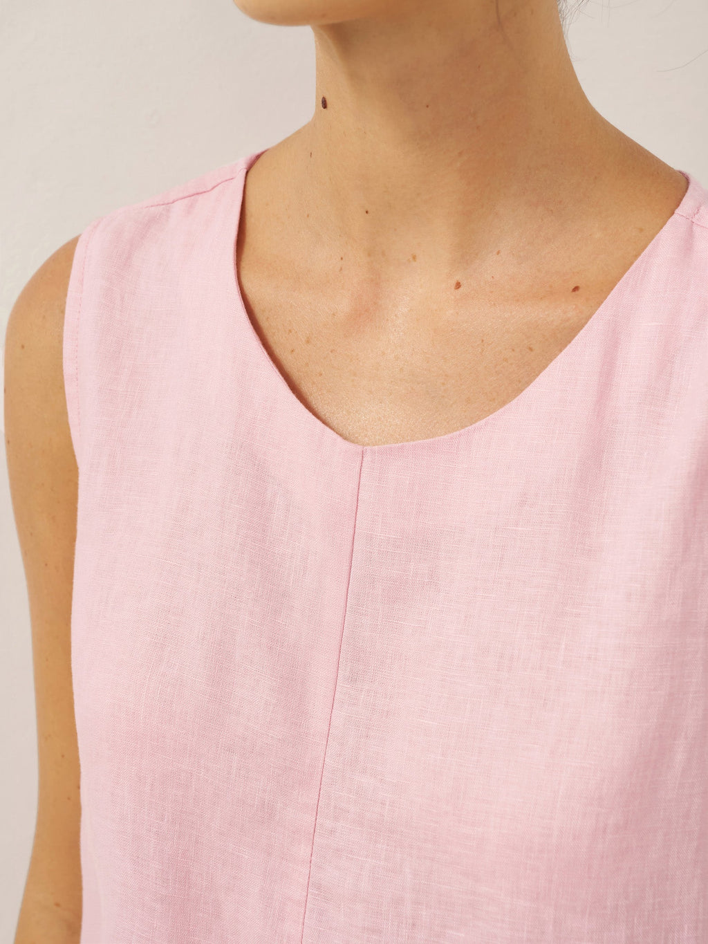 LINTICO 100% Linen Sleeveless Accordion Pleat Midi Dress TINA — fabric or material detail