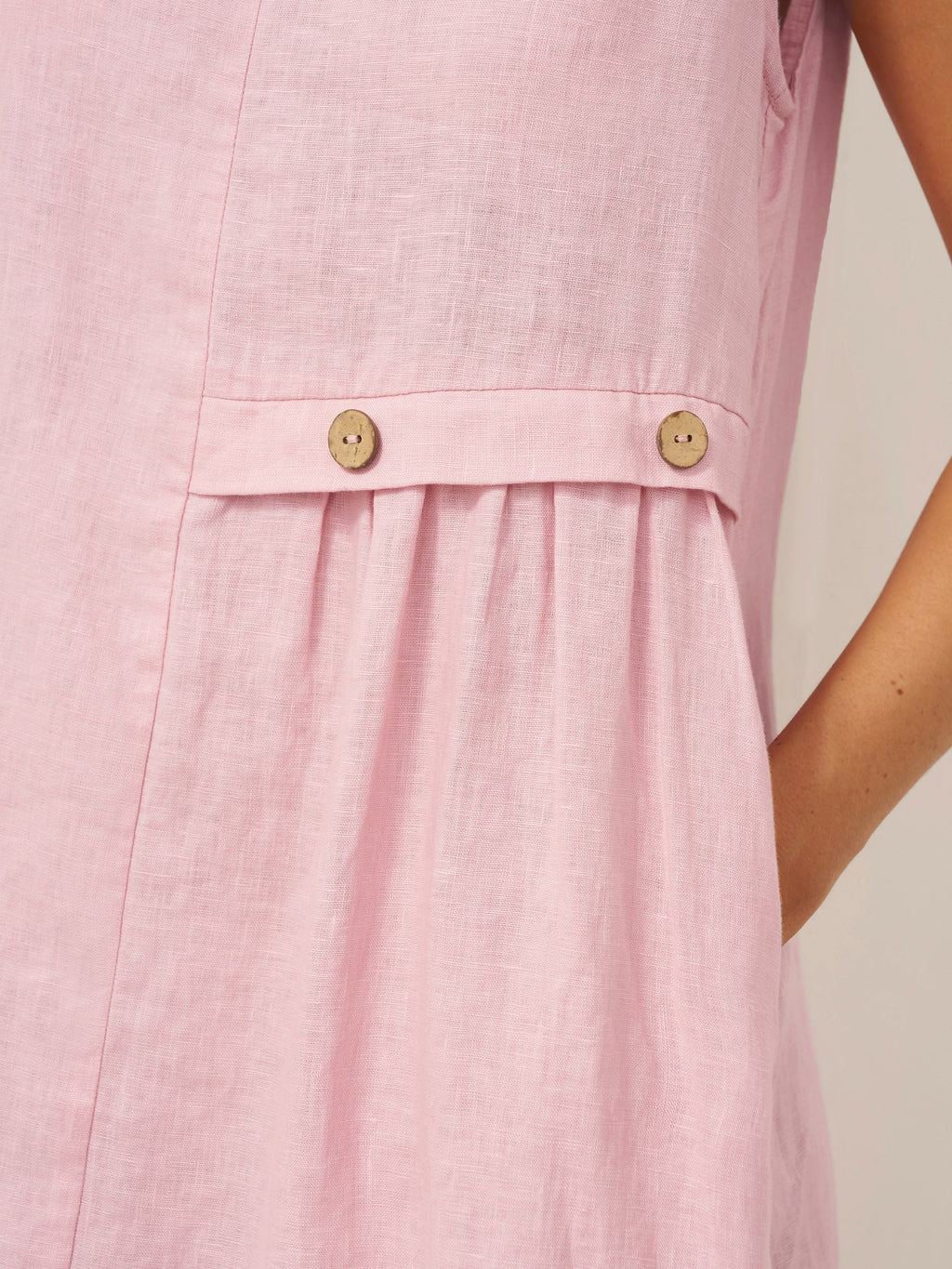 LINTICO 100% Linen Sleeveless Accordion Pleat Midi Dress TINA — lifestyle worn / used context