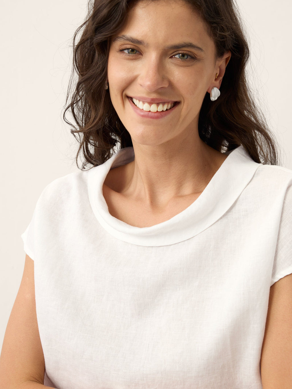 LINTICO 100% Linen Soft-Fold Collar Shell Button Top SABINE — in-use photo