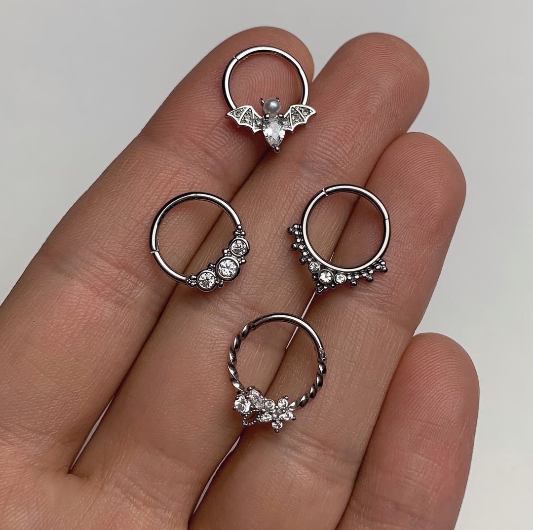 BodyCandy 16G 3/8 Clear Gem Vampire Bat Halloween Hinged Segment Ring — color detail