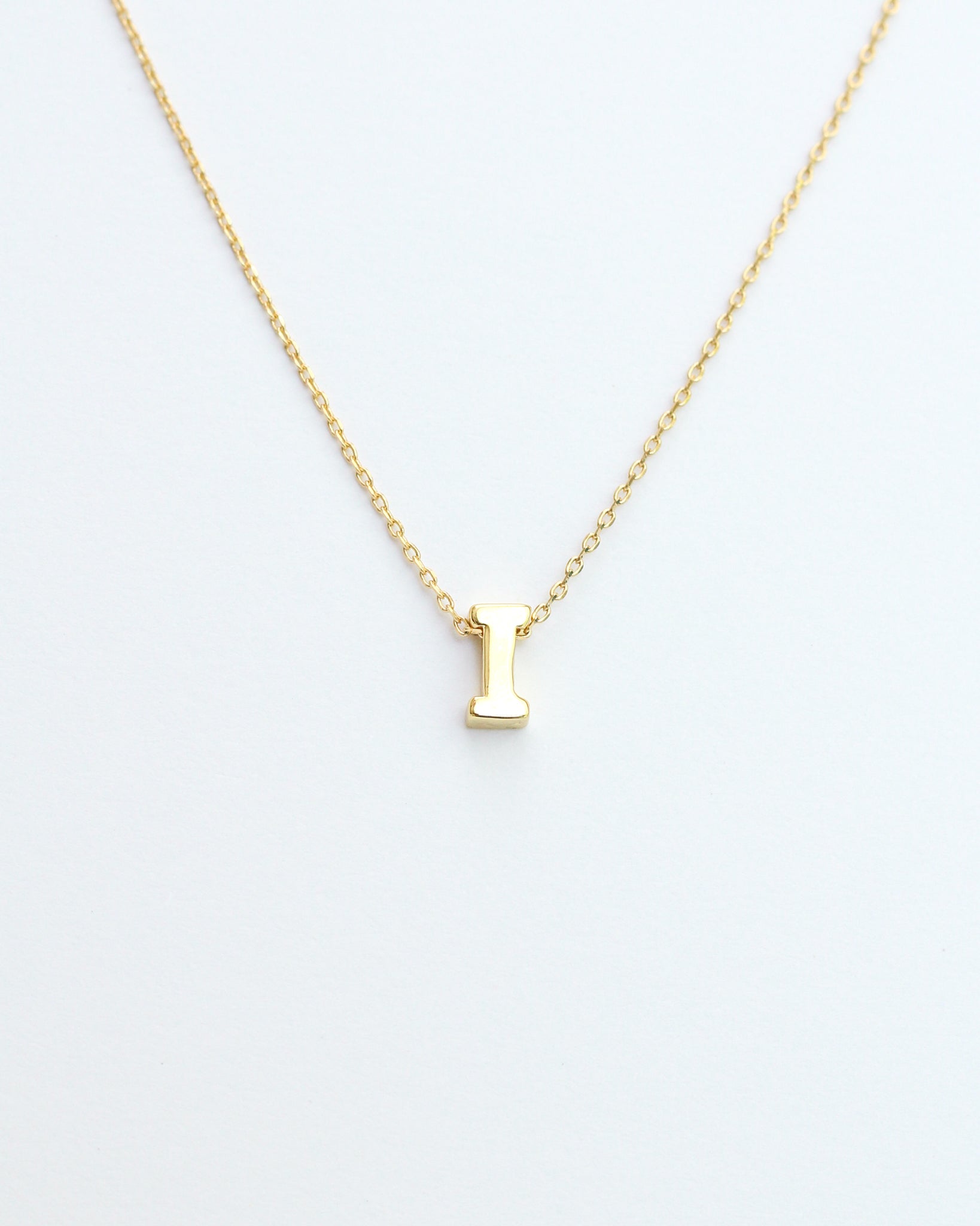KADOU BOUTIQUE Gold Block Letter Initial Necklace — color detail