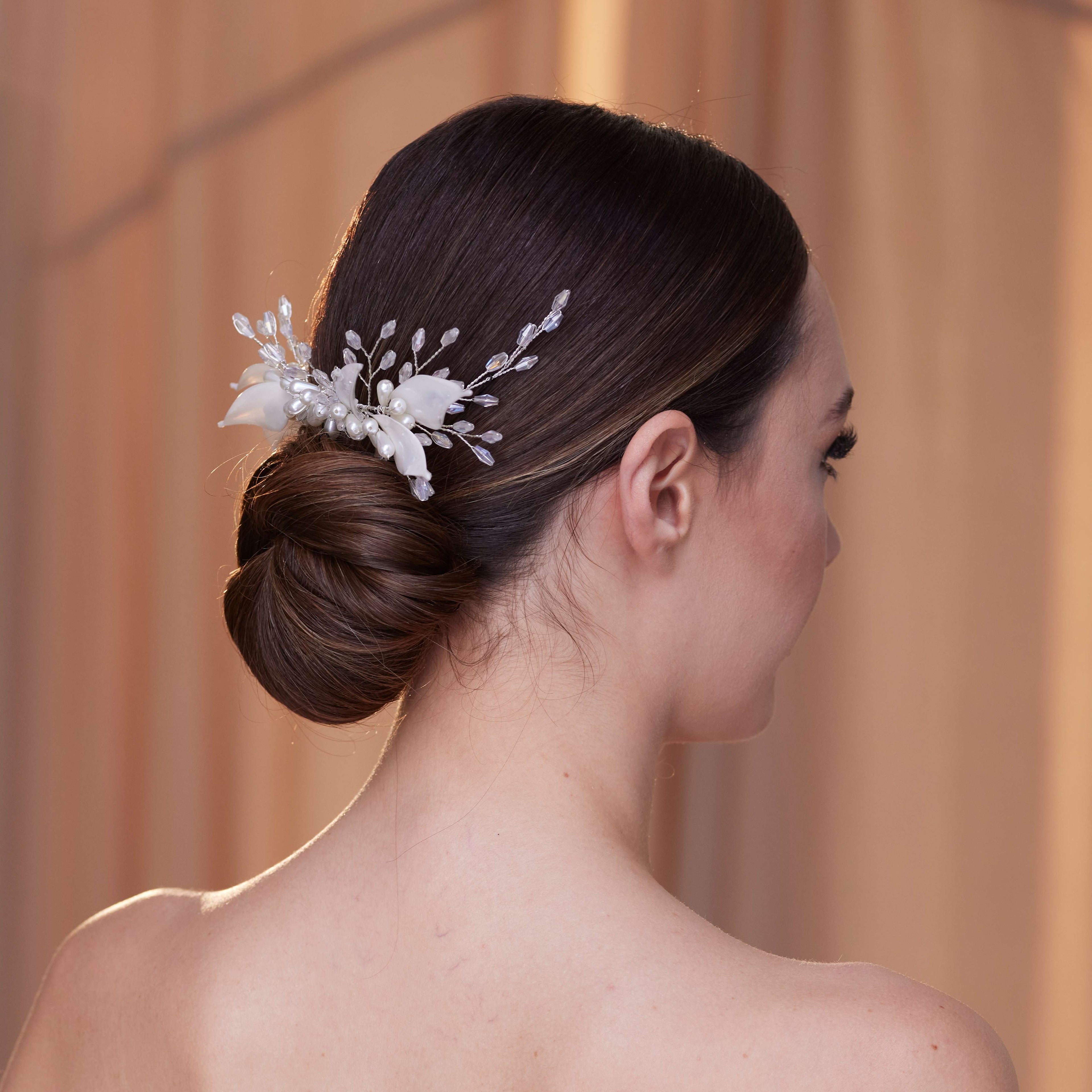 Elegant Crystal & Pearl Hair Comb – Bridal Port