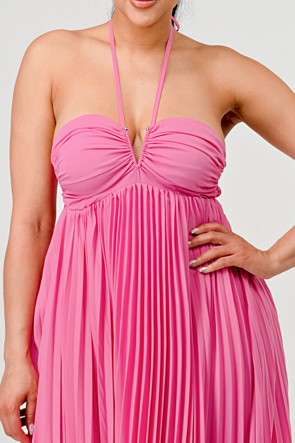 FLOWY SLEEVELESS PLEATED MAXI DRESS