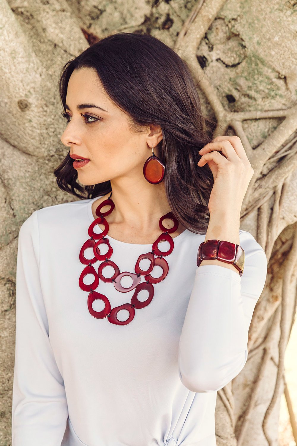 KADOU BOUTIQUE Tagua Amigas Earrings - Red — detail close-up