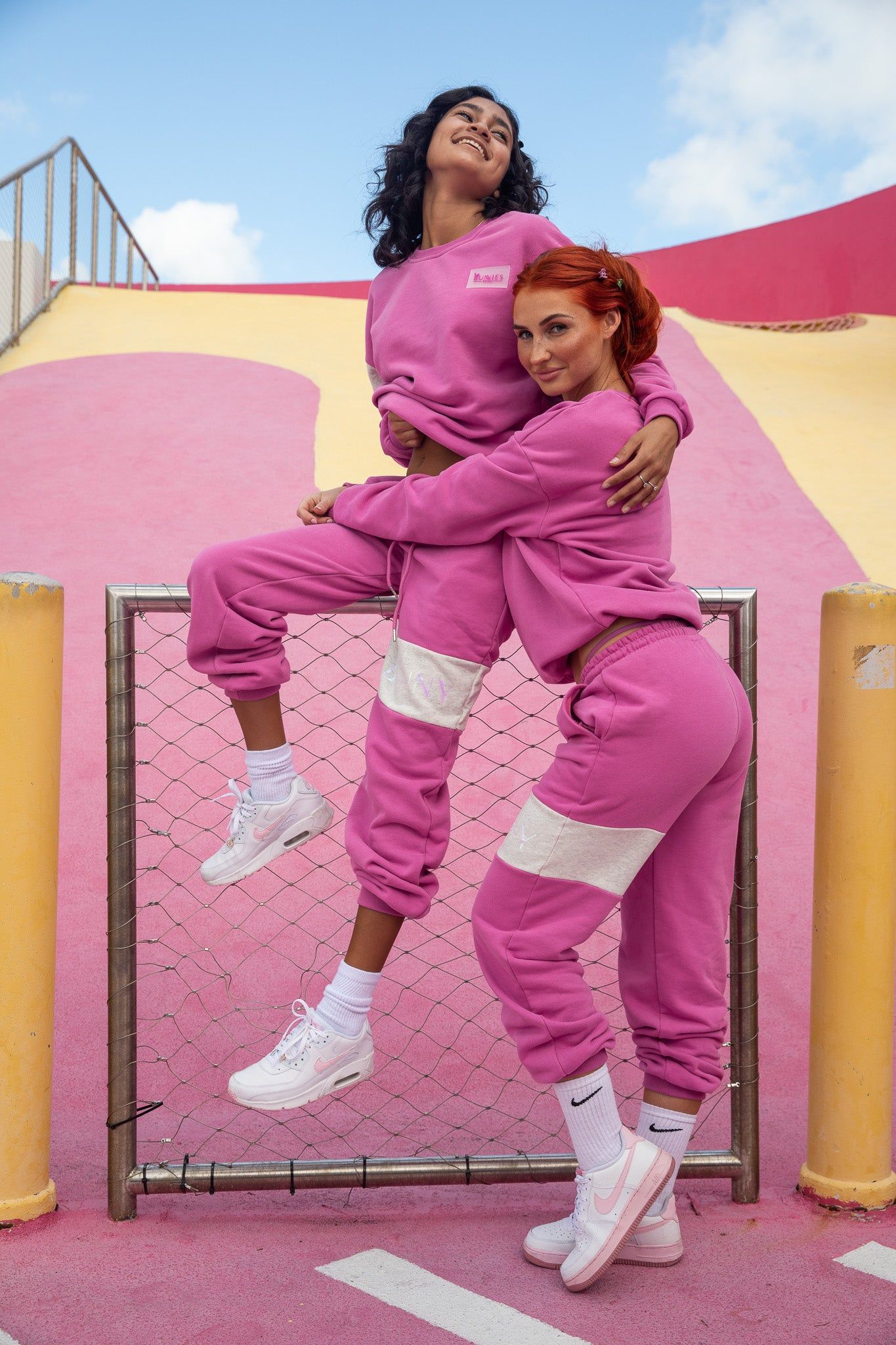 BUNNIES ROOM SWEATPANTS IN FUCHSIA — branding close-up