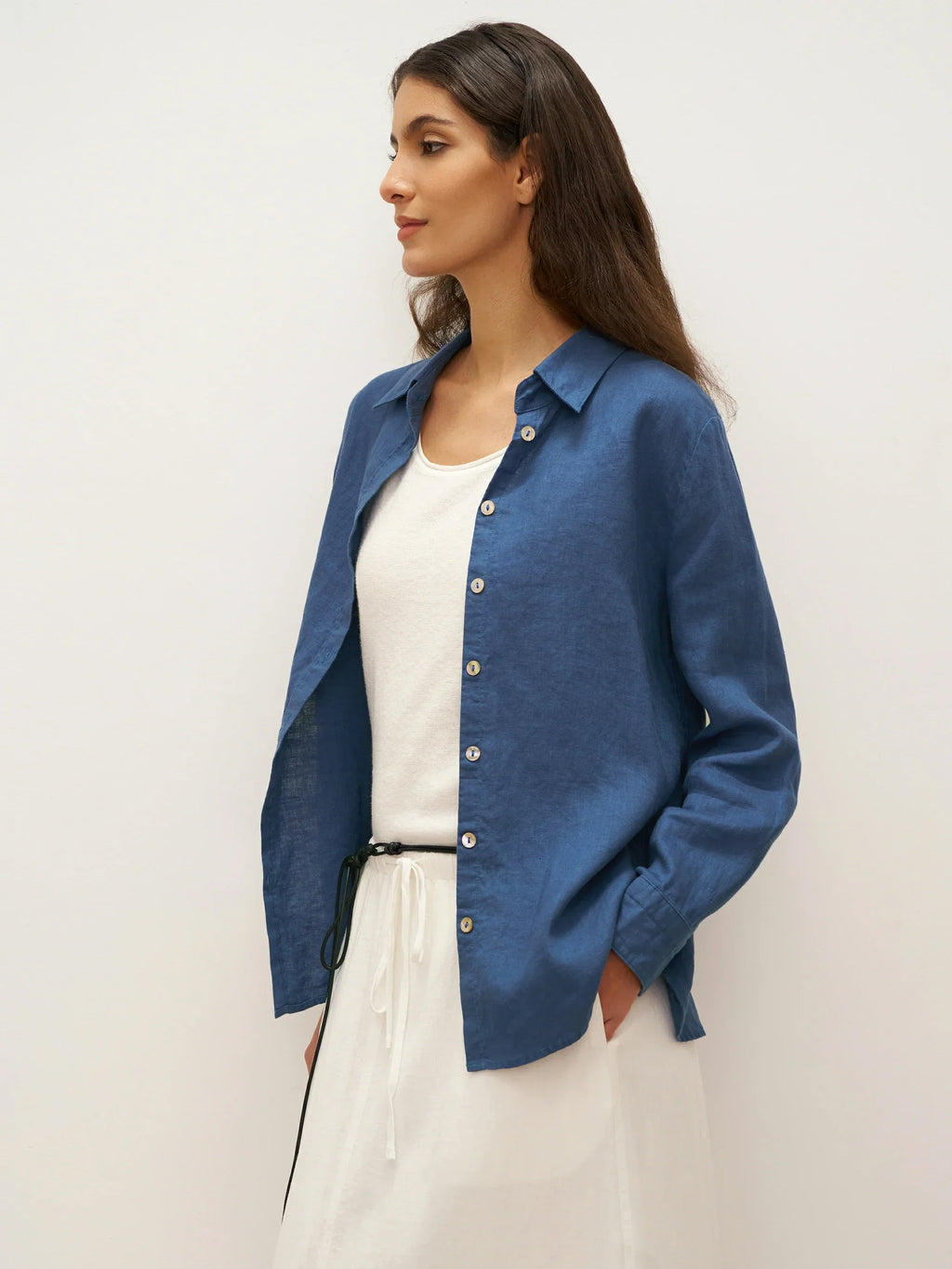 LINTICO 100% Linen Button-Front Shirt with Extended Hem JOVAN — LINTICO branding close-up