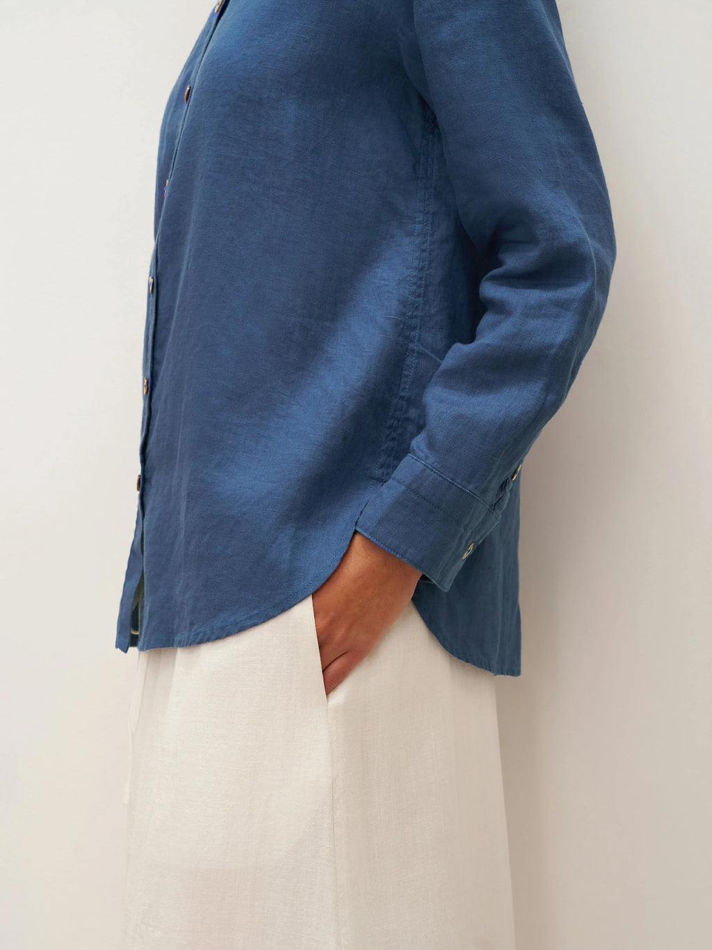 LINTICO 100% Linen Button-Front Shirt with Extended Hem JOVAN — detail shot 8