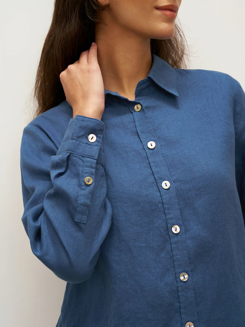LINTICO 100% Linen Button-Front Shirt with Extended Hem JOVAN — detail shot 10
