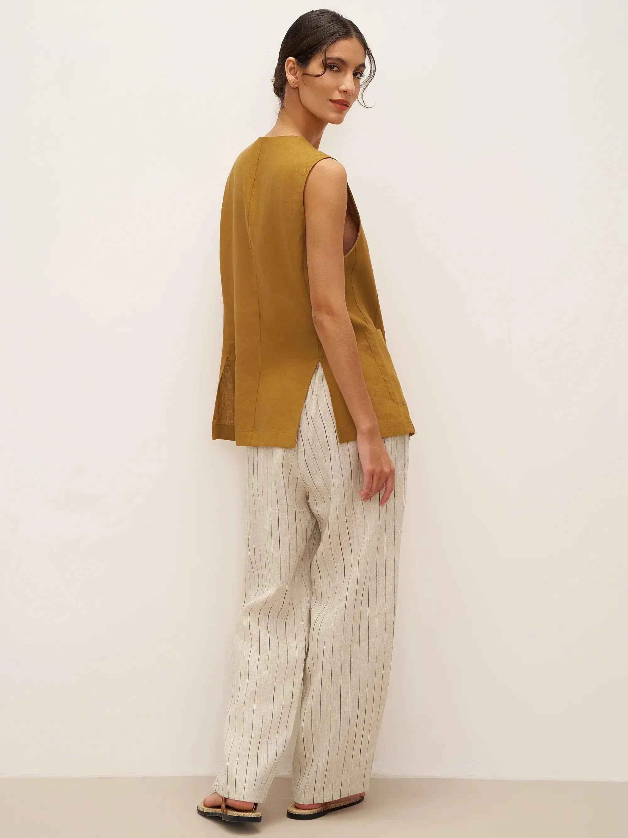 LINTICO 100% Linen Arc-Placket Button-Front Vest ELFRIDA — detail shot 10
