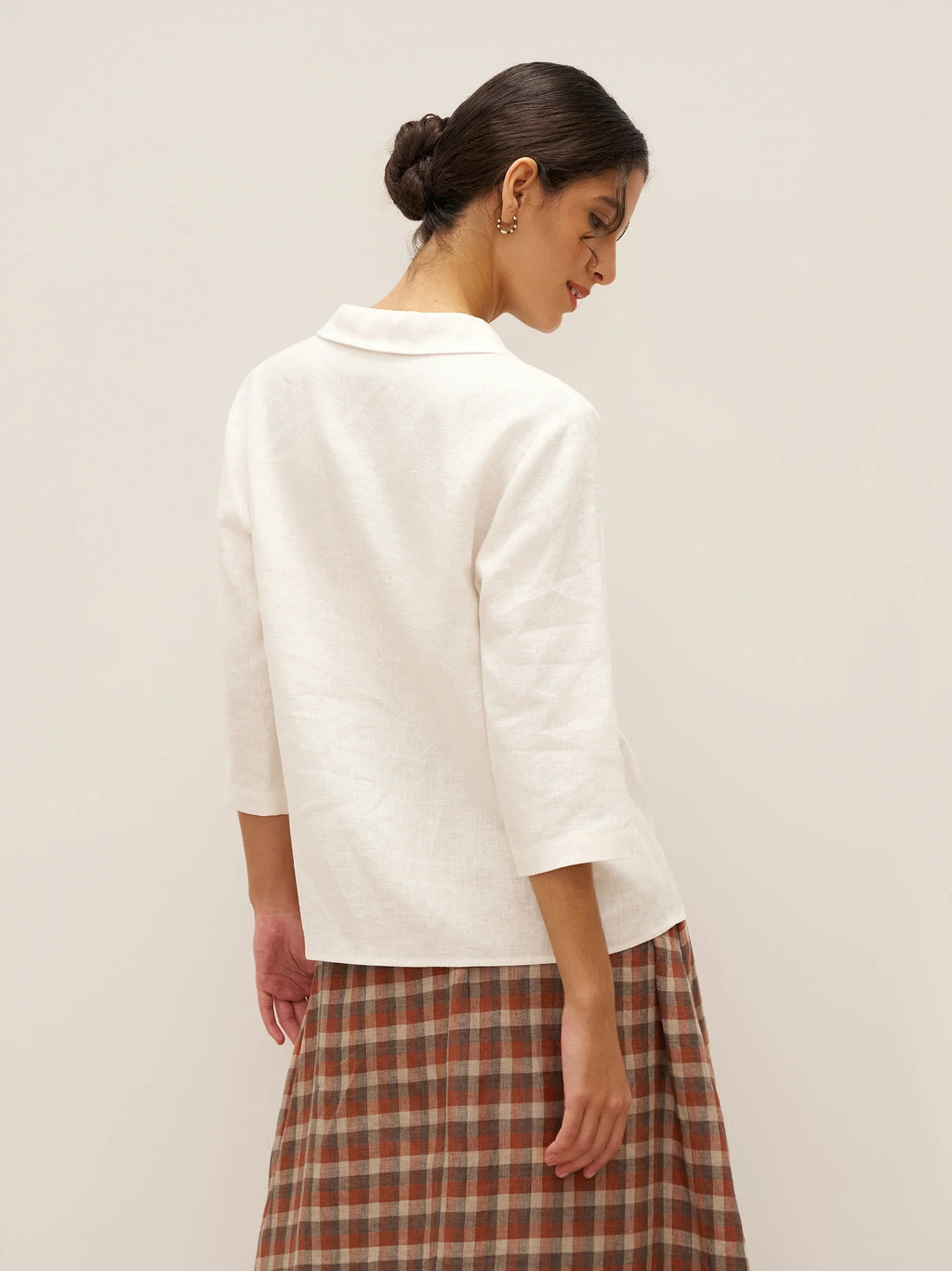 LINTICO 100% Linen Peter Pan Collar 3/4 Sleeve Shirt ASTRID — LINTICO branding close-up