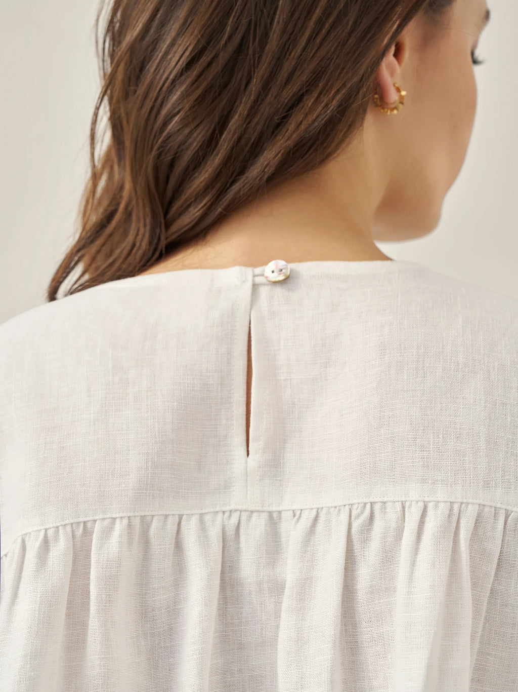 LINTICO LINTICO 100% Linen Round Neck Pleated Pullover Top QUINLAN — detail shot 7