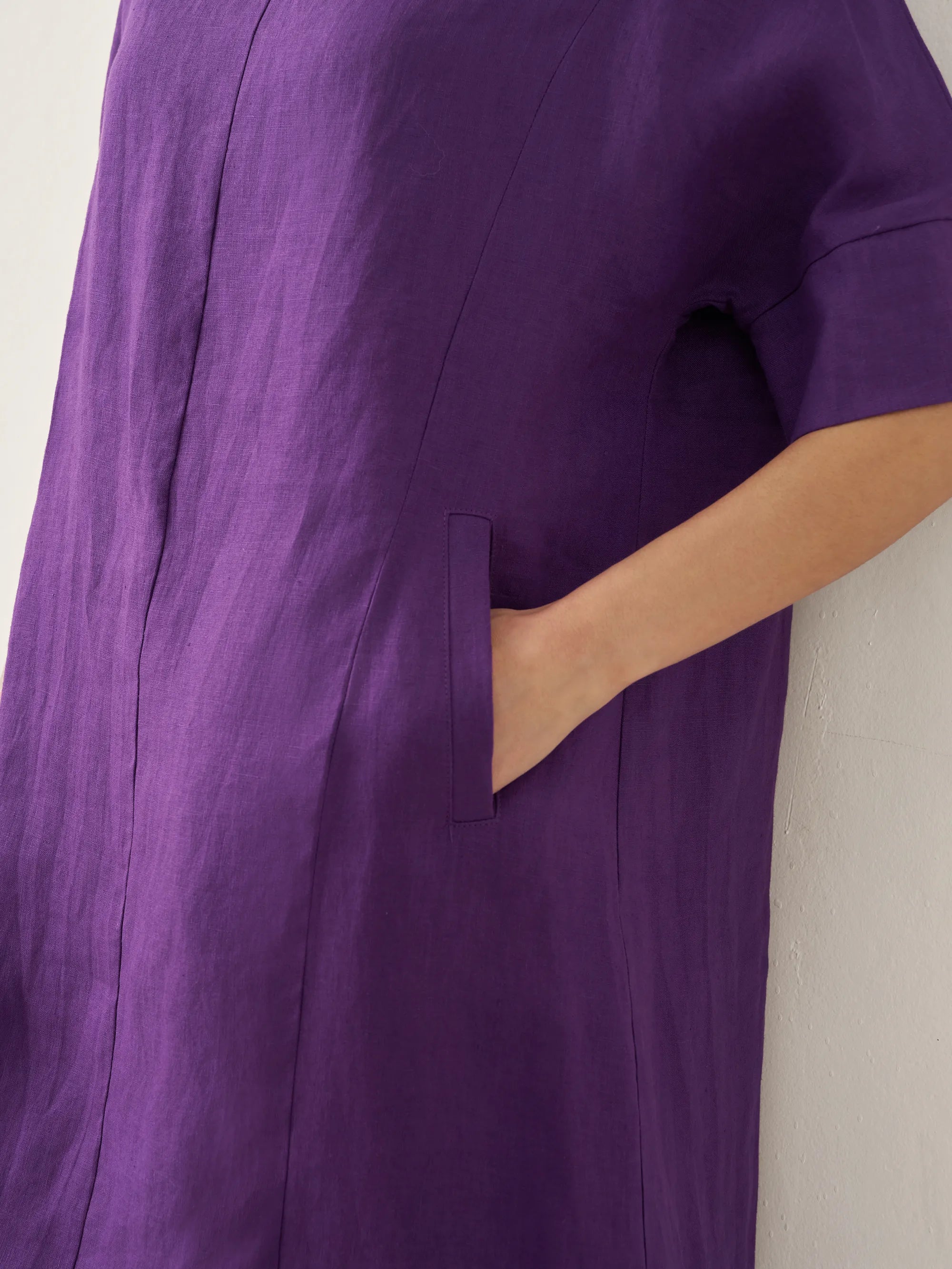 LINTICO LINTICO 100% Linen V-Neck Pullover Midi Dress AUBREY — detail shot 8