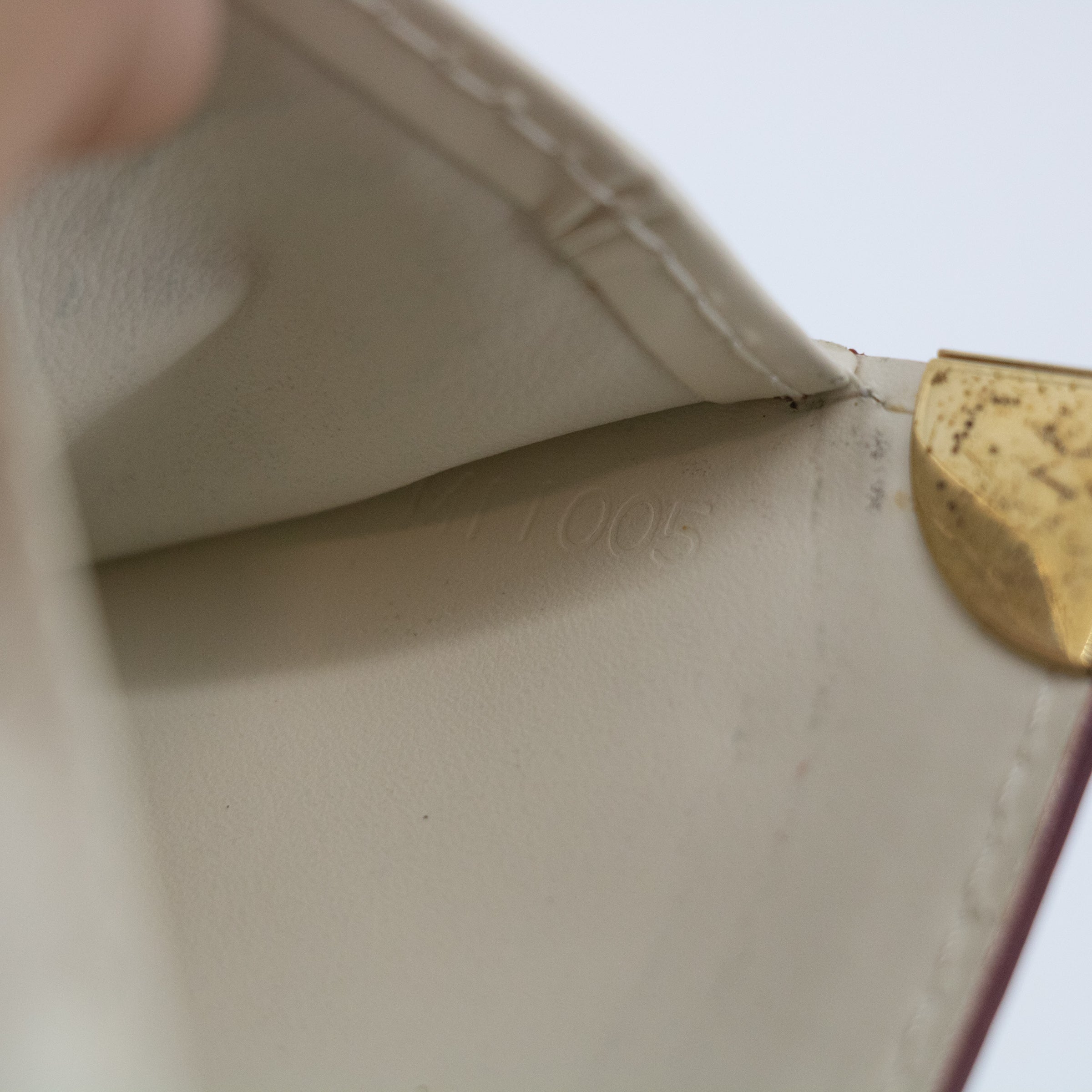 Bolt Boutique Louis Vuitton Ivory Suhali Compact Zippy Wallet  #2055 — color detail