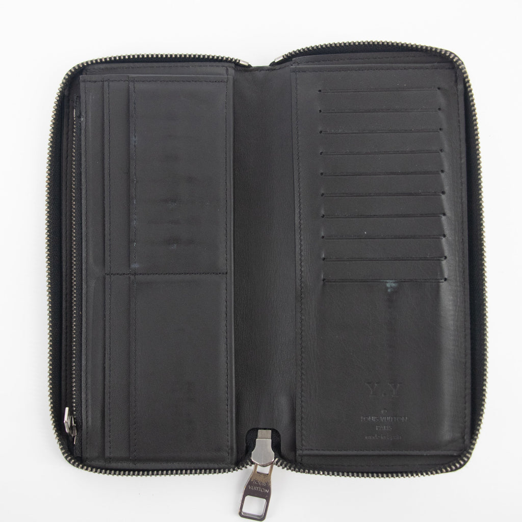 Bolt Boutique Louis Vuitton Black Damier Infini Vertical Zippy Wallet #2267 — in-use photo