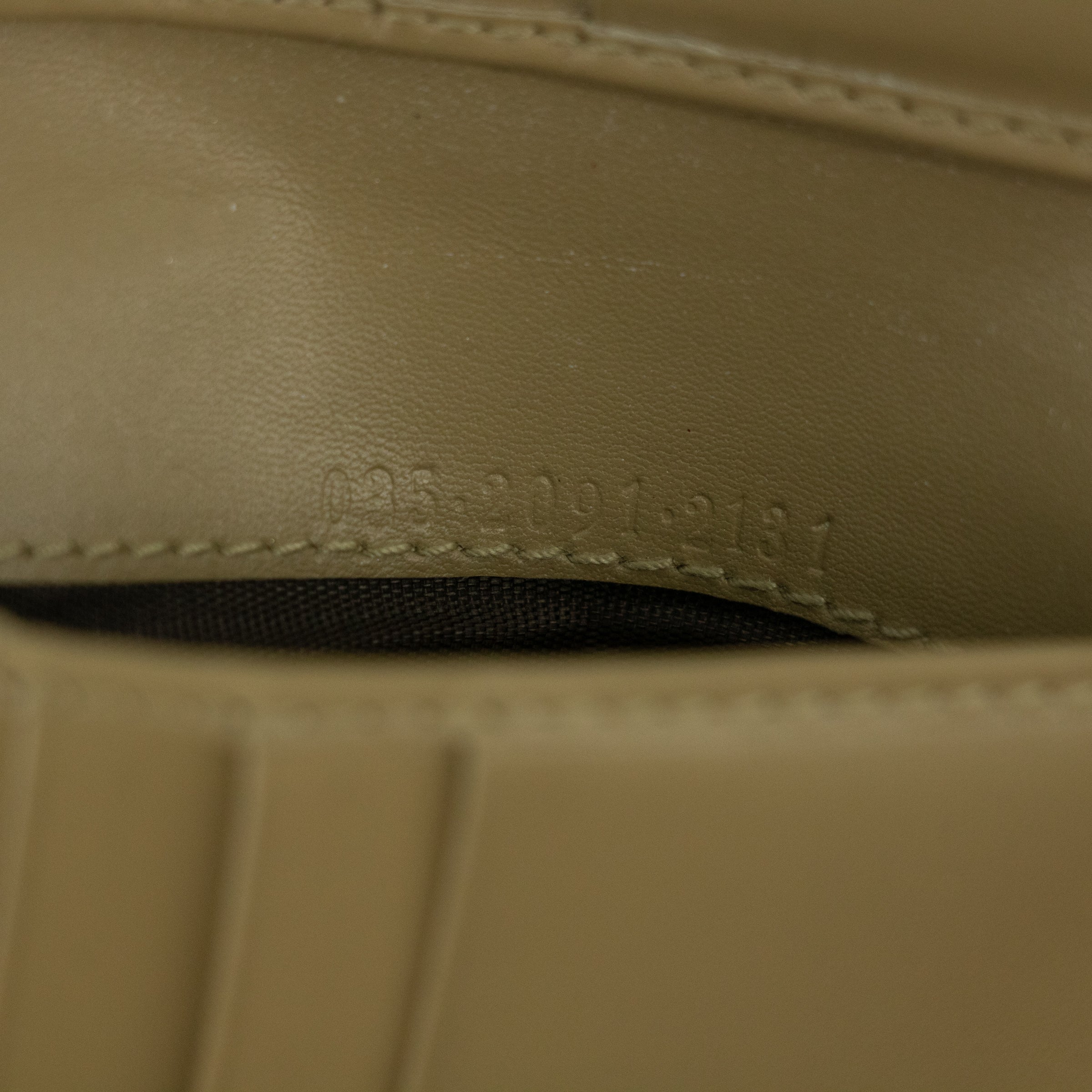 Bolt Boutique Gucci Beige Jackie Micro Guccisima Leather Compact Wallet  #2390 — size reference