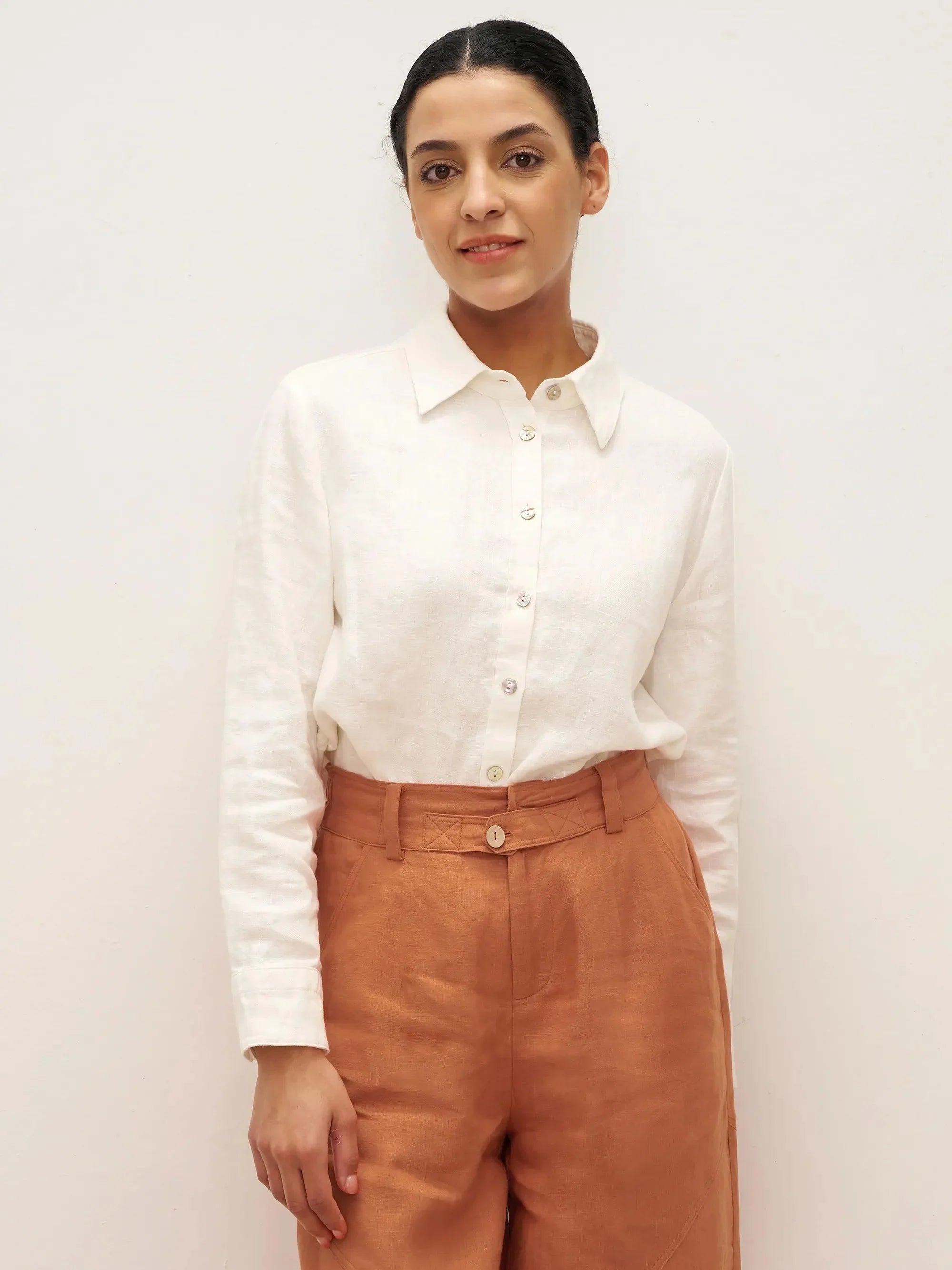 LINTICO 100% Linen Button-Front Shirt with Extended Hem JOVAN — main product shot