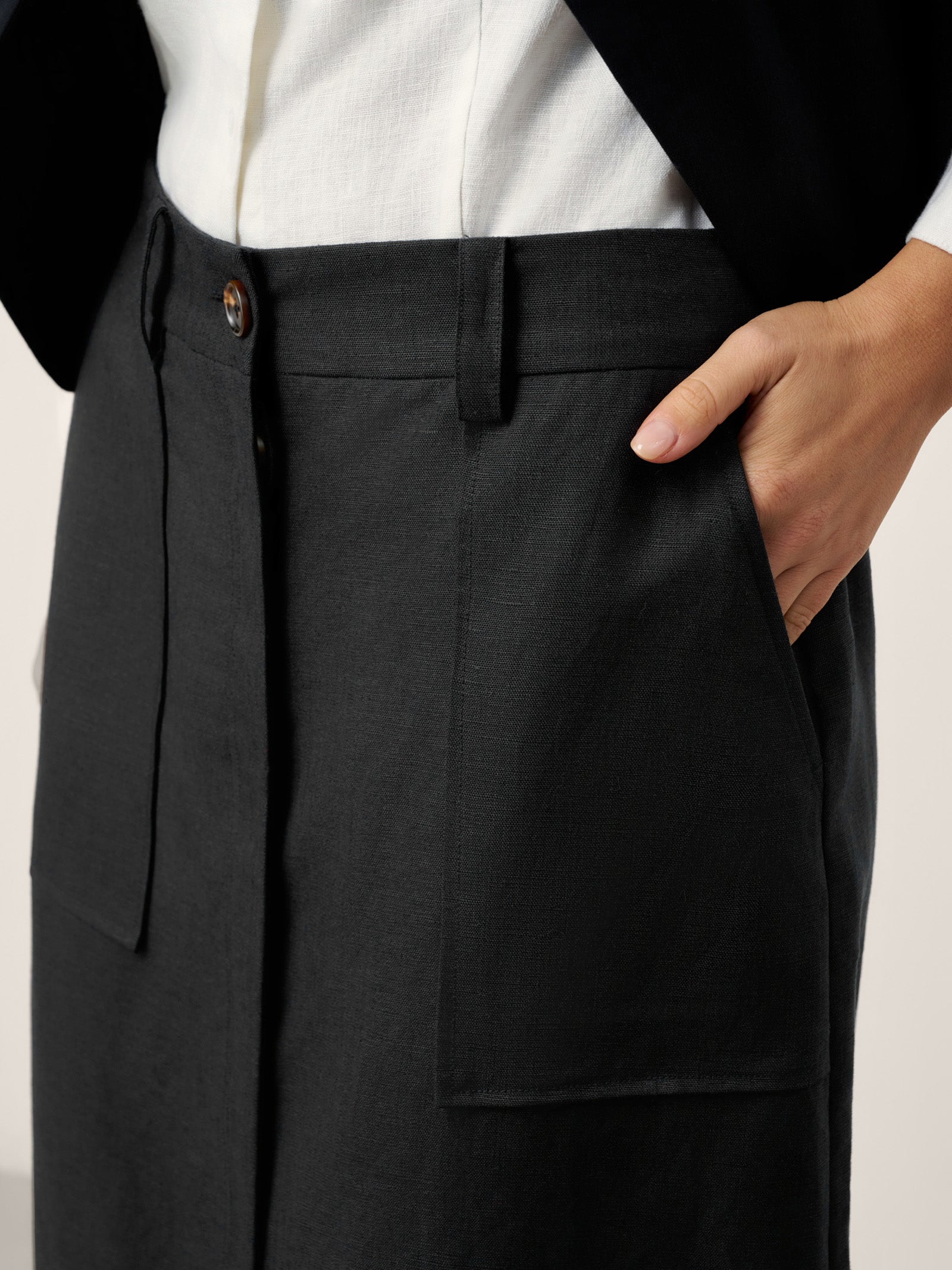 LINTICO Linen-Lyocell Patch Pocket Placket Skirt LYRA — detail shot 7
